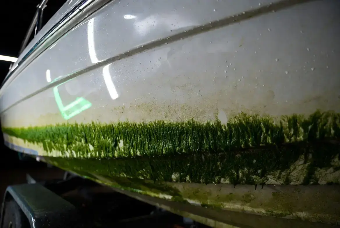 Boat wet abrasive blasting